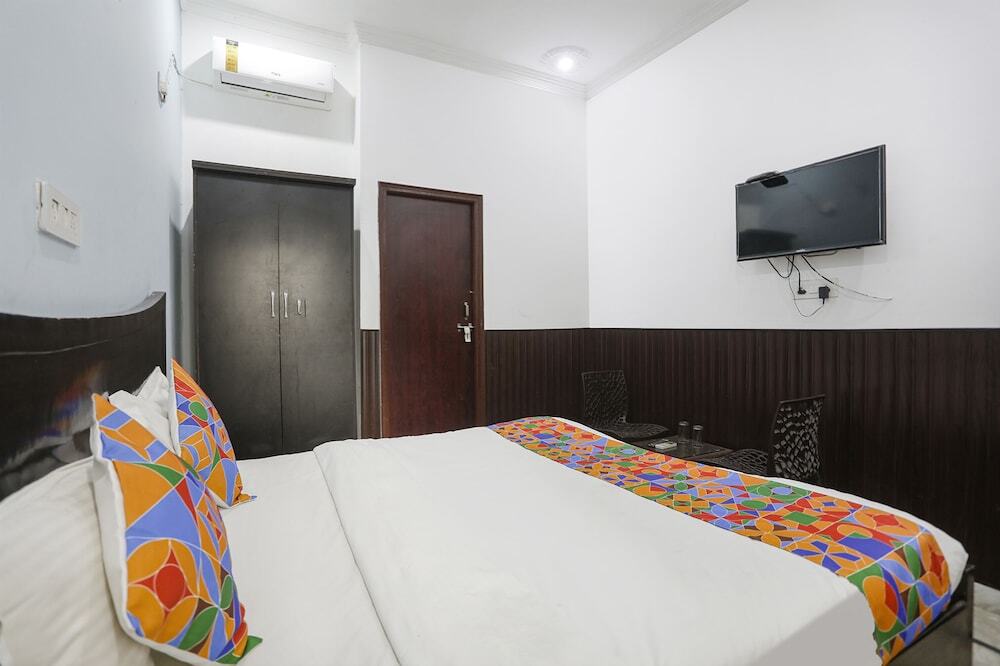 Нойда: Fabexpress Samira Residency