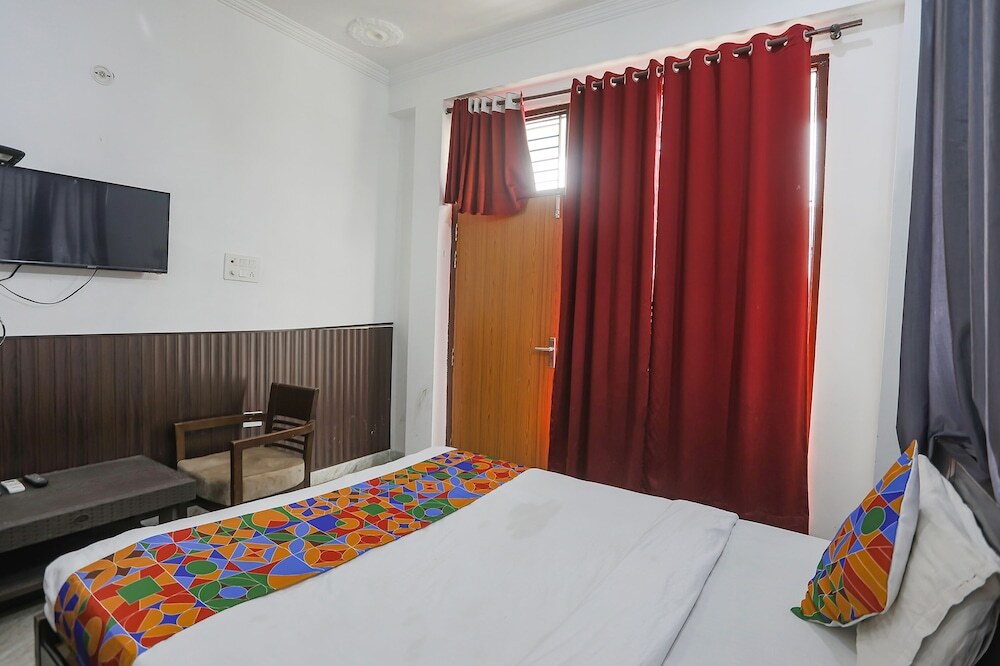 Нойда: Fabexpress Samira Residency