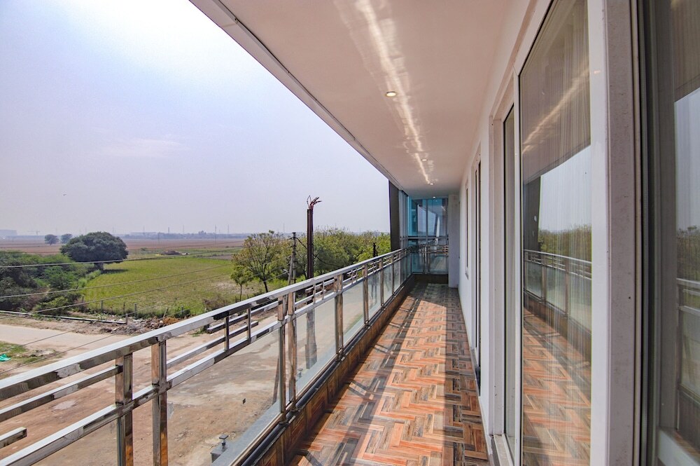 Нойда: Fabhotel Satyam International