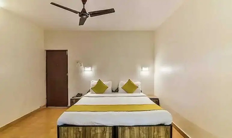 Калангут: FabEscape Kristal Sands Beach Resort With Pool, Calangute