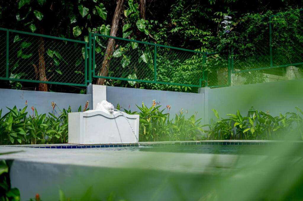 Анджуна: Elivaas BluDoor Luxury 5BHK Villa with Private Pool