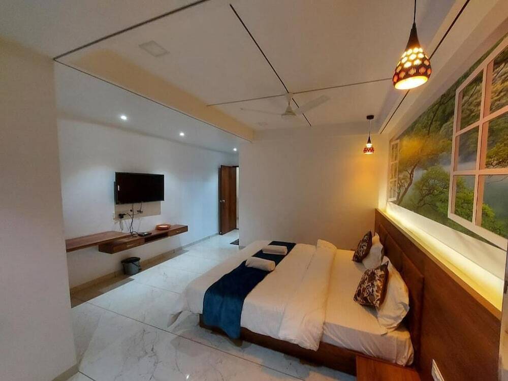 Патан: Hotel The Grand Piano