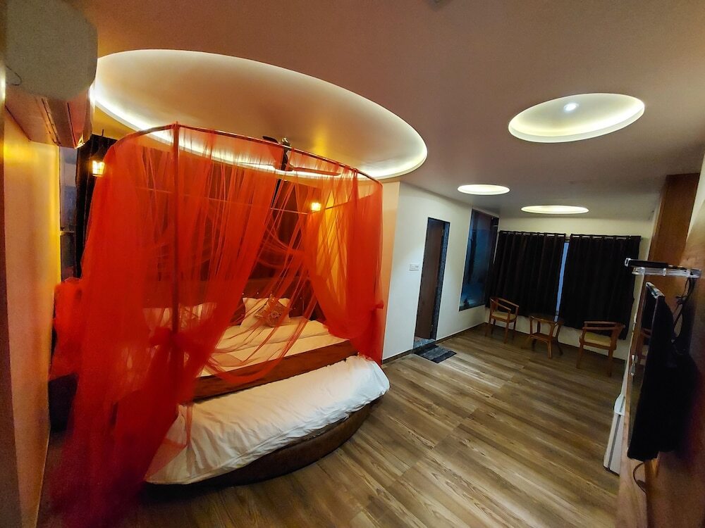 Патан: Hotel The Grand Piano