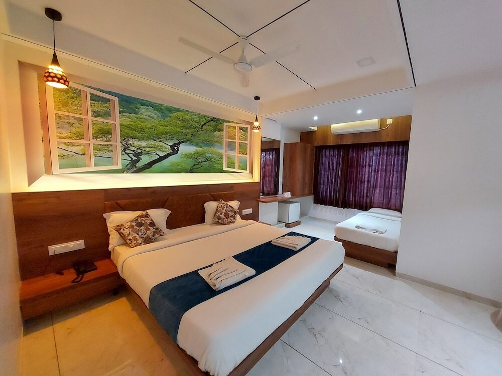 Патан: Hotel The Grand Piano