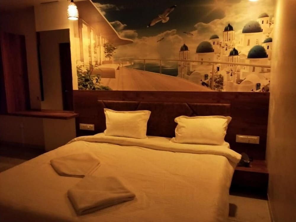 Патан: Hotel The Grand Piano