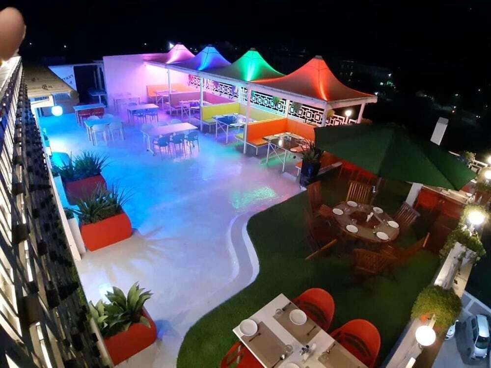 Патан: Hotel The Grand Piano