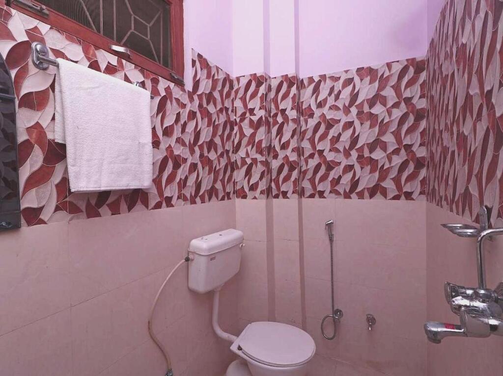 Праяградж: SPOT ON 700839 Hotel Imperial Crown