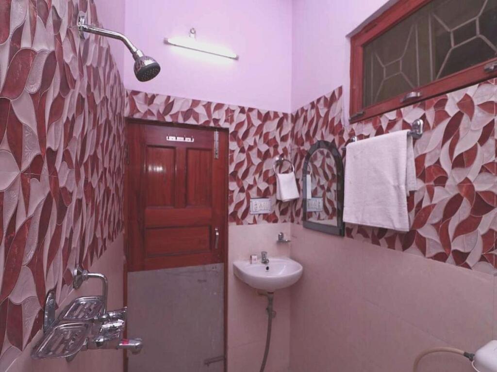 Праяградж: SPOT ON 700839 Hotel Imperial Crown