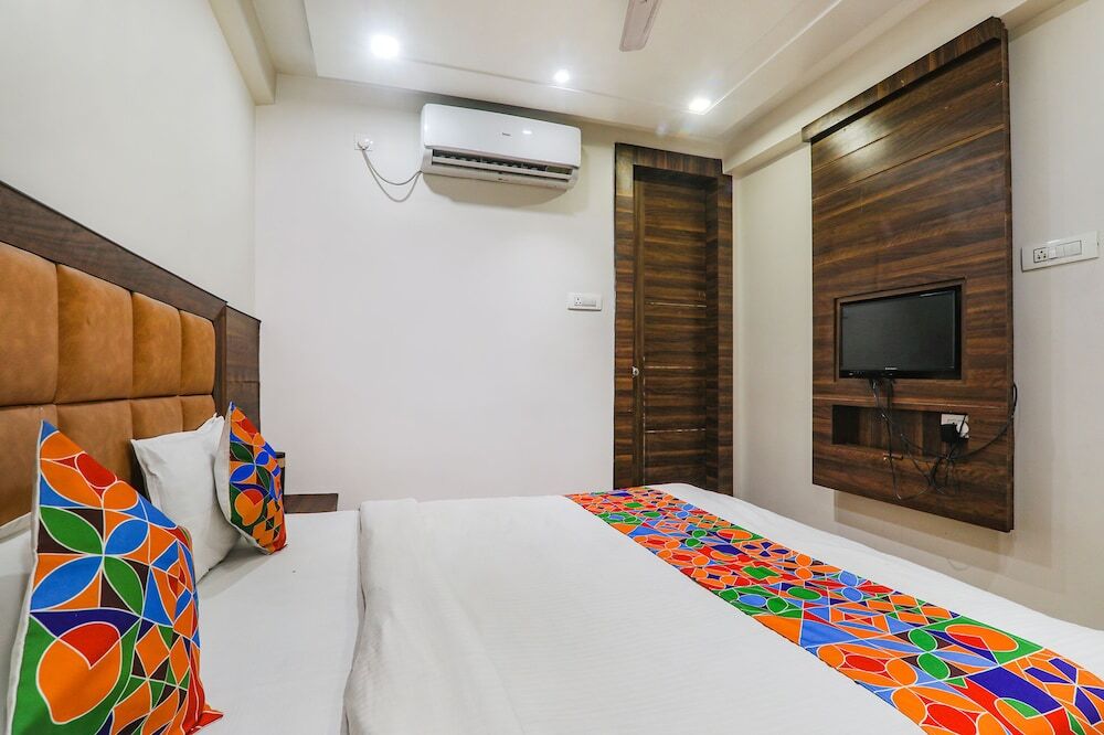 Праяградж: Fabhotel Bless Inn