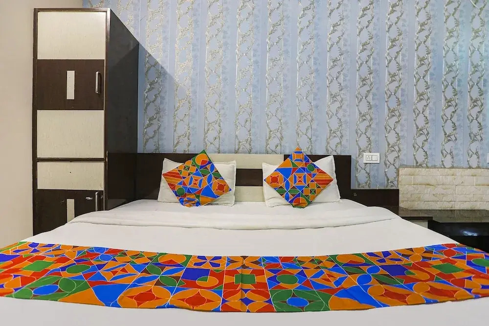 Праяградж: Fabhotel Royal Stay Inn