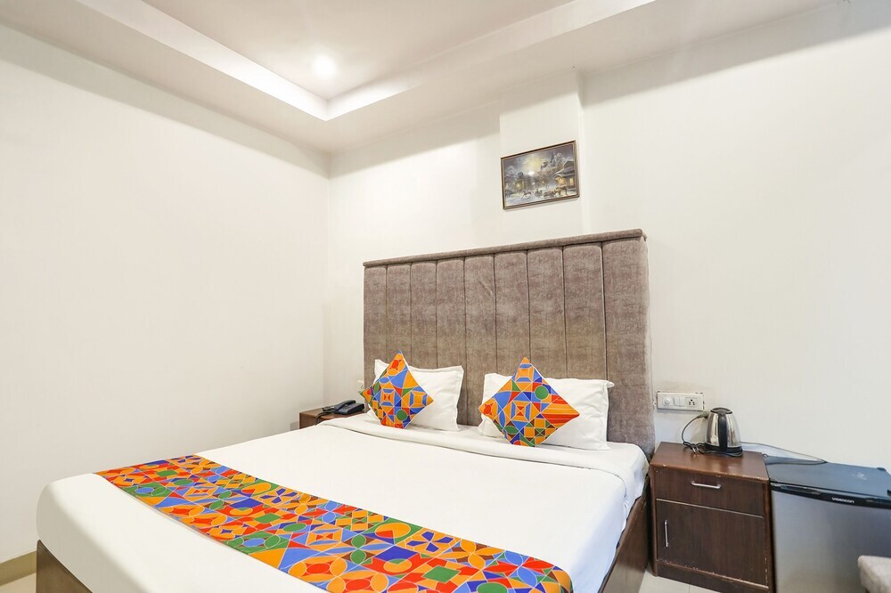 Праяградж: Fabhotel Dps International