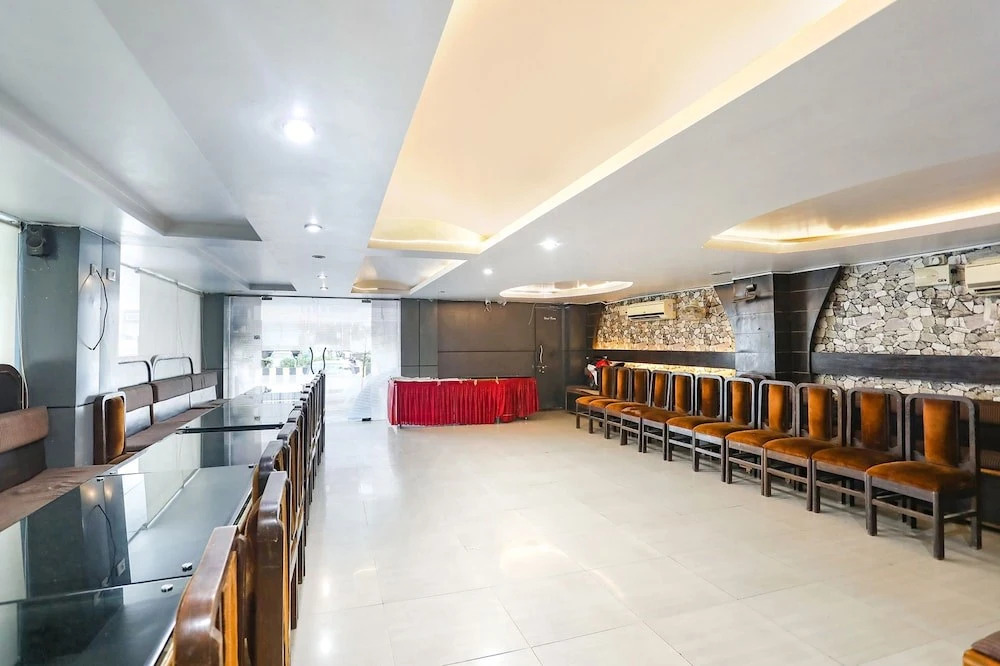 Праяградж: Fabhotel Dps International