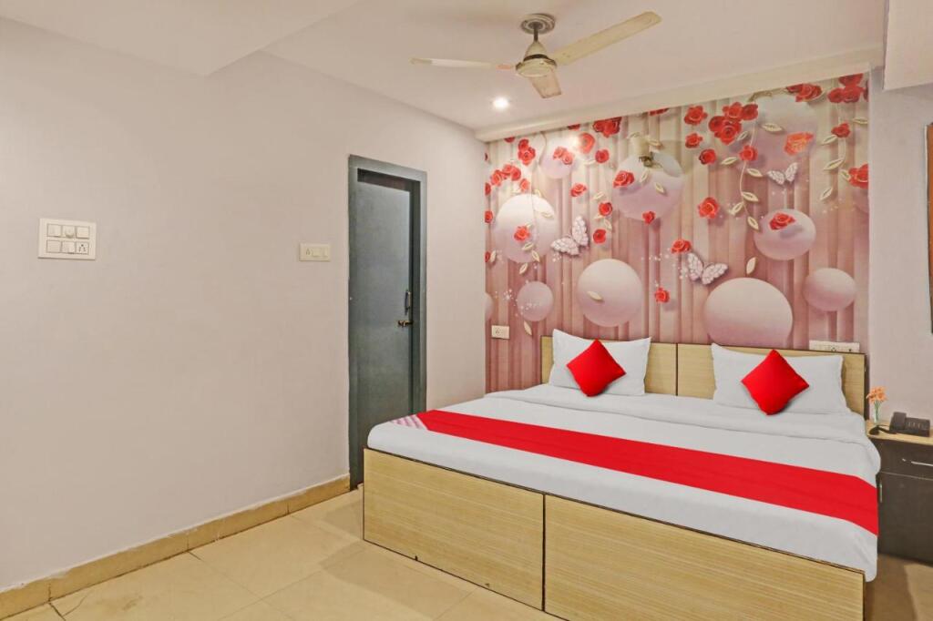 Праяградж: OYO Flagship 806925 R Inn Palace