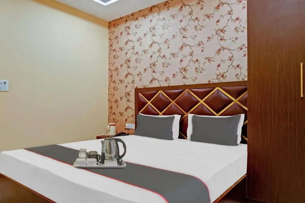 Праяградж: Collection O Hotel Blue Diamond