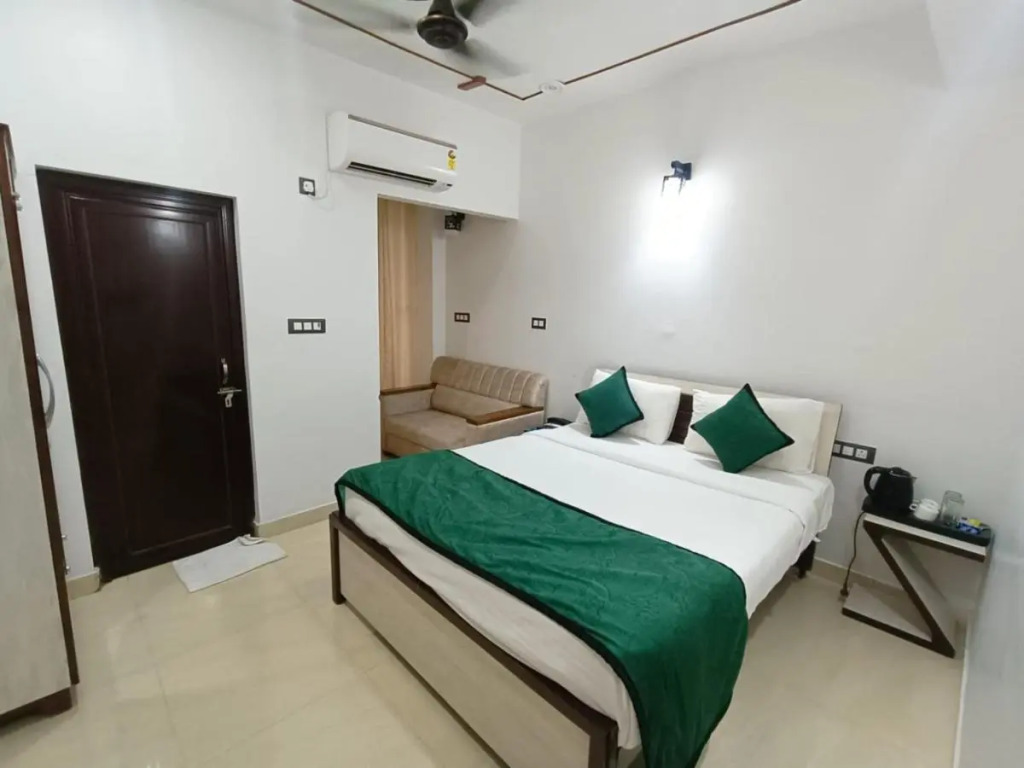 Праяградж: Hotel Aman Residency