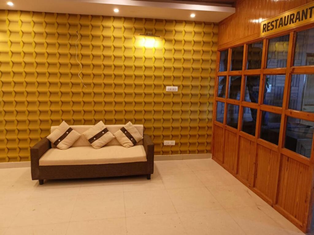 Шимла: The Grand Madhushala Shimla