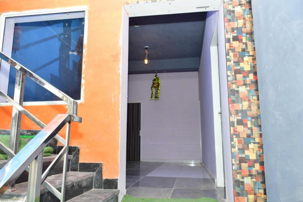 Шахджаханпур: Oyo 80546B Blu Star Guest House