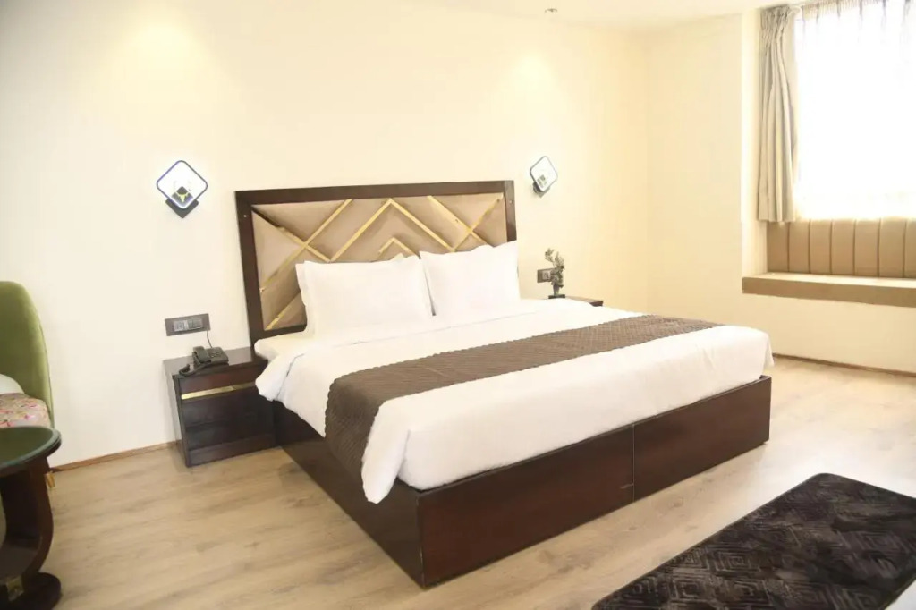 Шиллонг: Hotel Cloud Social