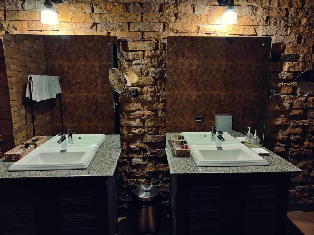 Шиллонг: Hotel Acropolis