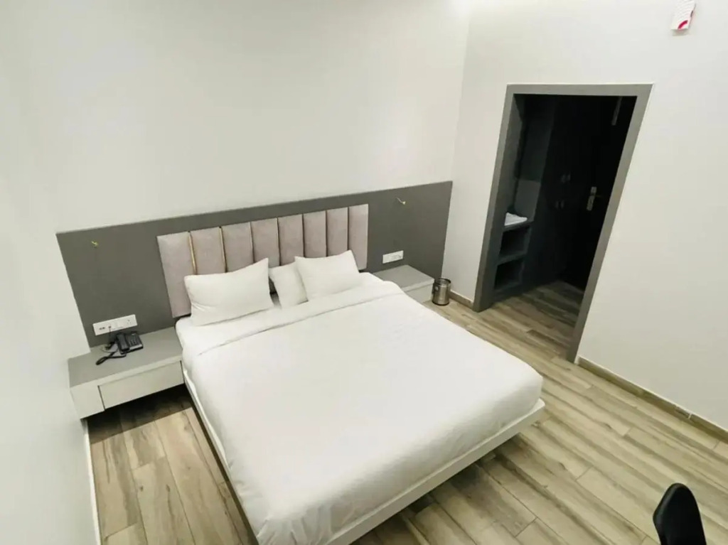 Сирса: Hotel Lotus Inn