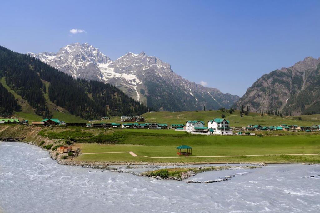 Пахалгам: Lemon Tree Hotel Sonmarg