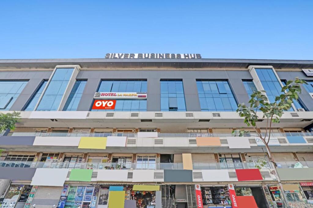 Сурат: OYO Flagship 703557 La Marina