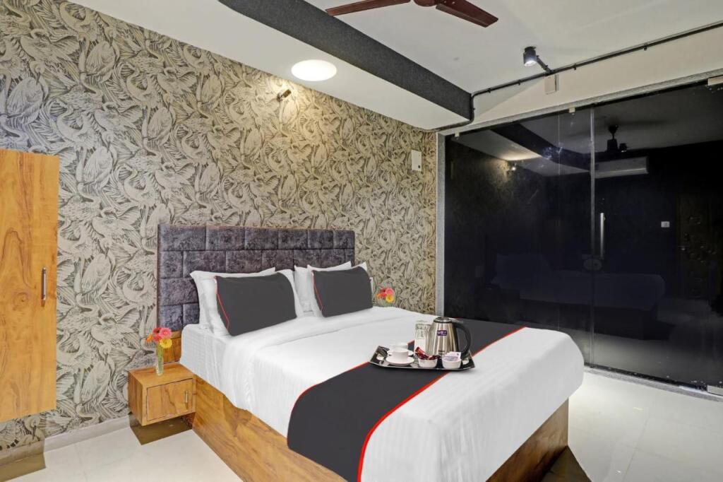 Сурат: OYO Flagship 703392 Hotel The Life
