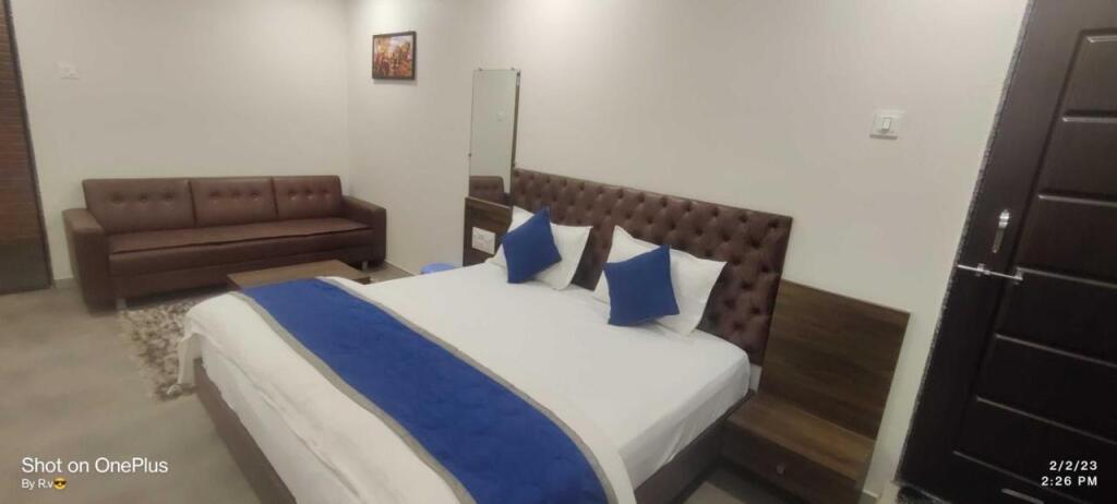 Сурат: OYO Flagship 808256 Hotel Royal Plus