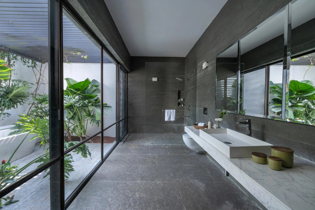 Пляж Мандва: Laterite House