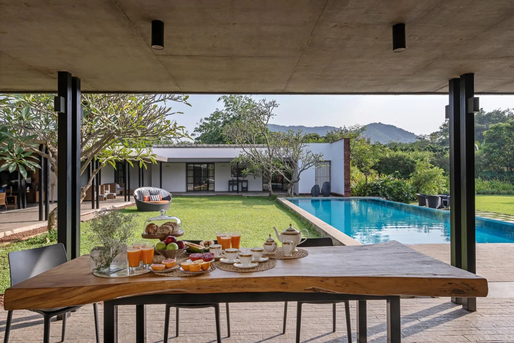 Пляж Мандва: Laterite House