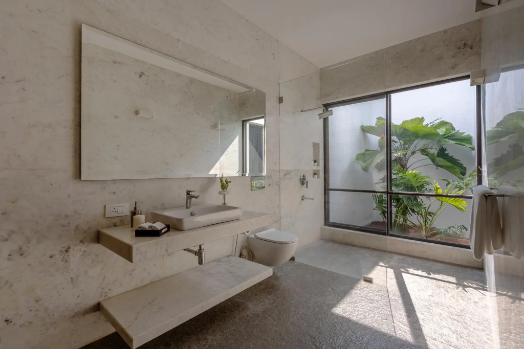 Пляж Мандва: Laterite House