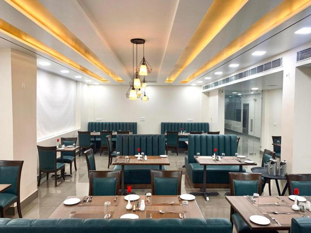 Ганганагар: Crimson Hotel & Banquets
