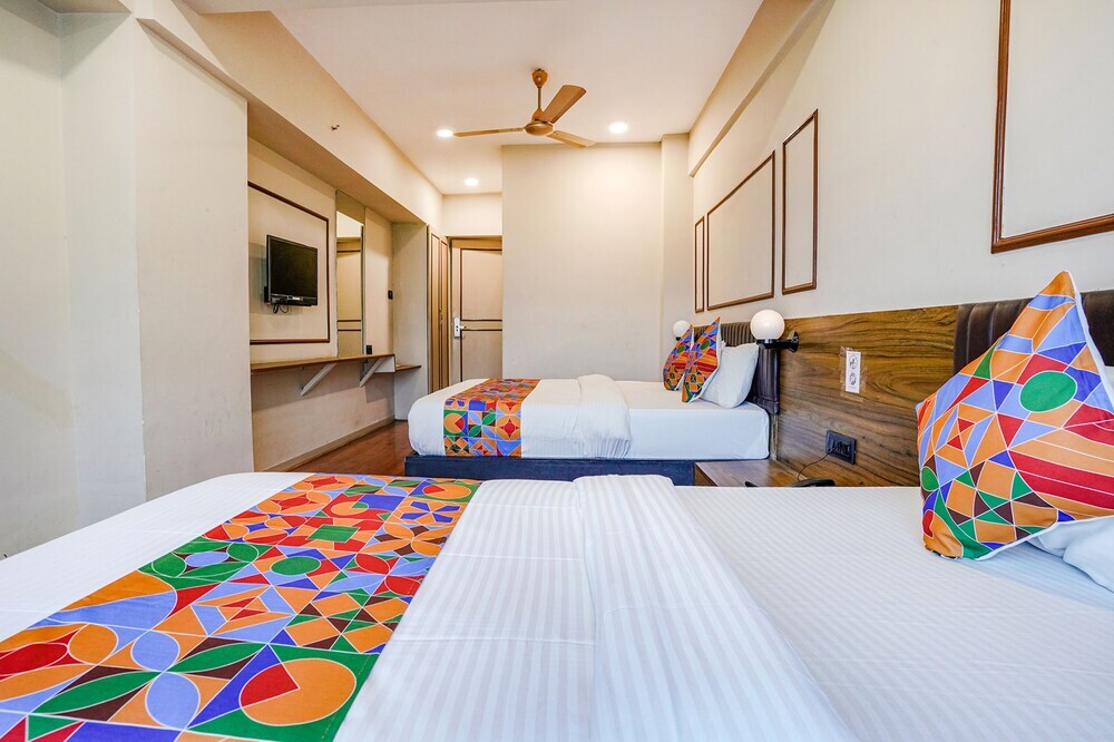 Сурат: FabHotel Crescent