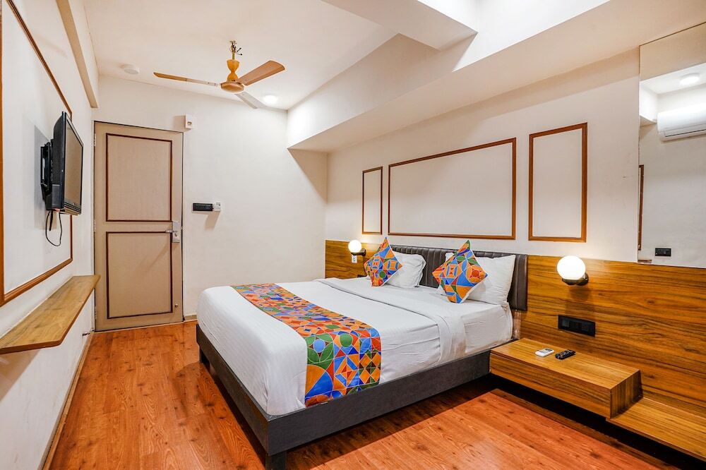 Сурат: FabHotel Crescent