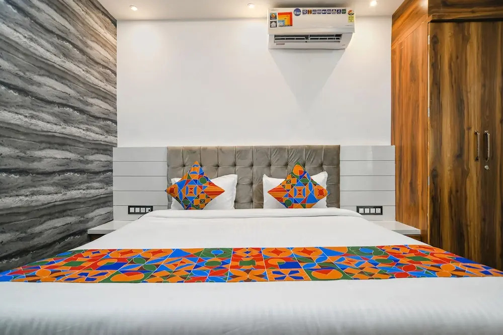 Дхар: Fabhotel Stay Well