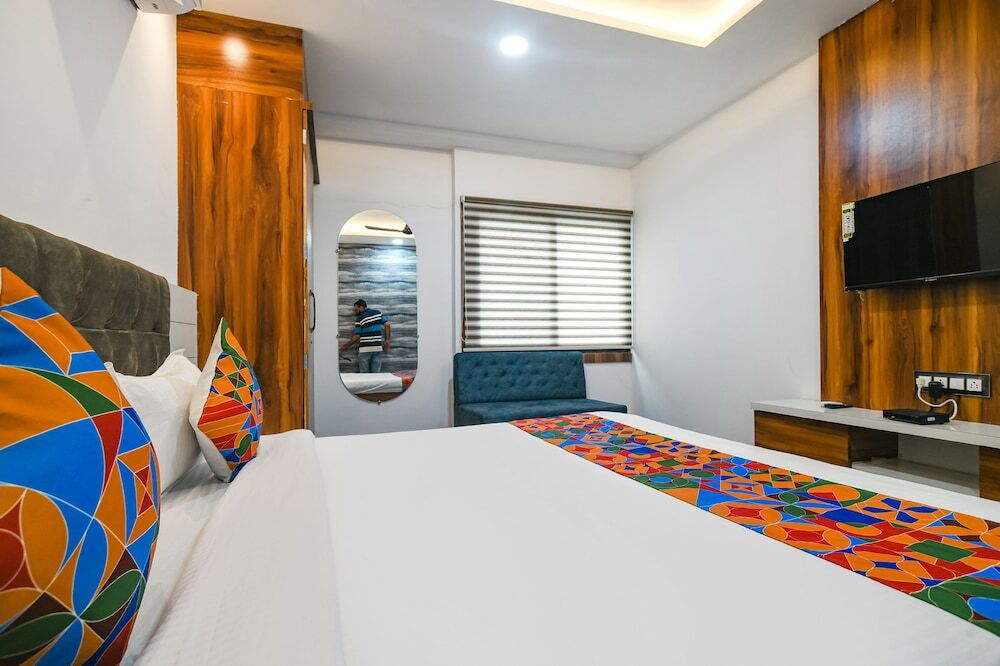 Дхар: Fabhotel Stay Well