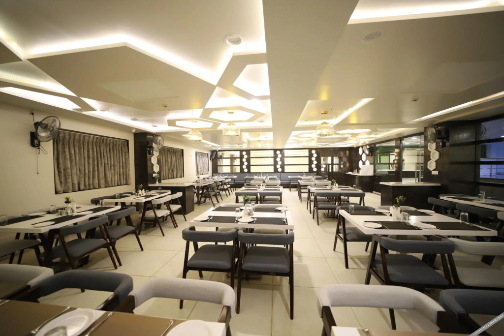 Сагар: Hotel Grand Kaushalya