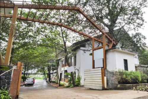 Лонавала: Indus Holiday Home AC.