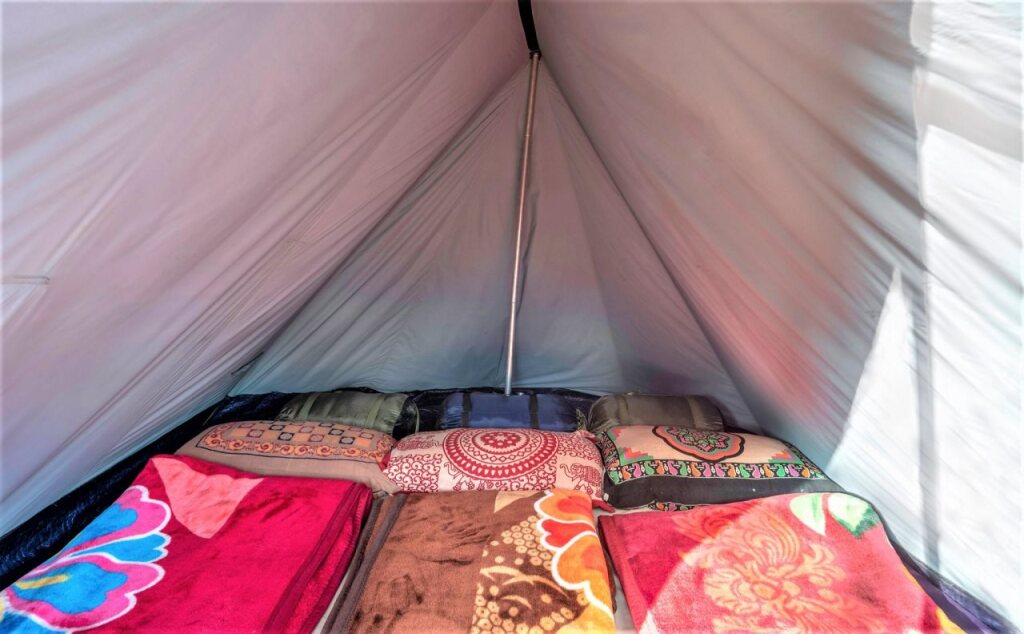 Кангра: Triund Camps Riverside Resort