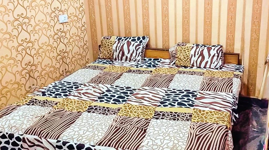 Фирозабад: Maa Peetambara Guest House & Restaurant By WB Inn