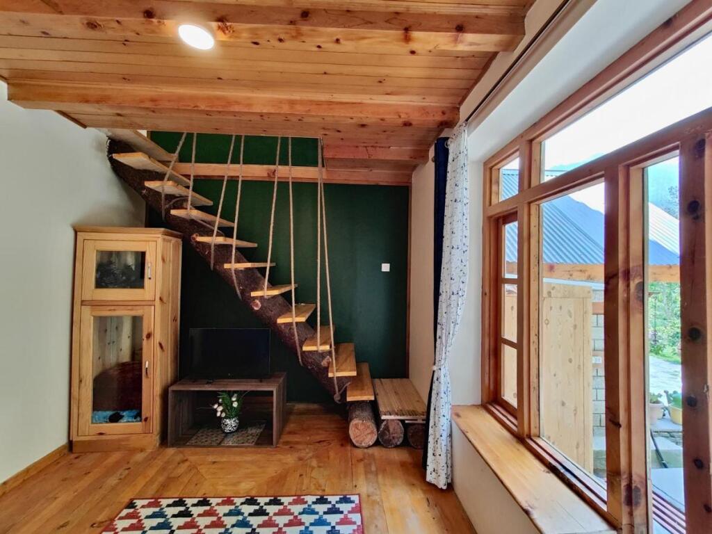 Манали: Saffronstays The Amlyn