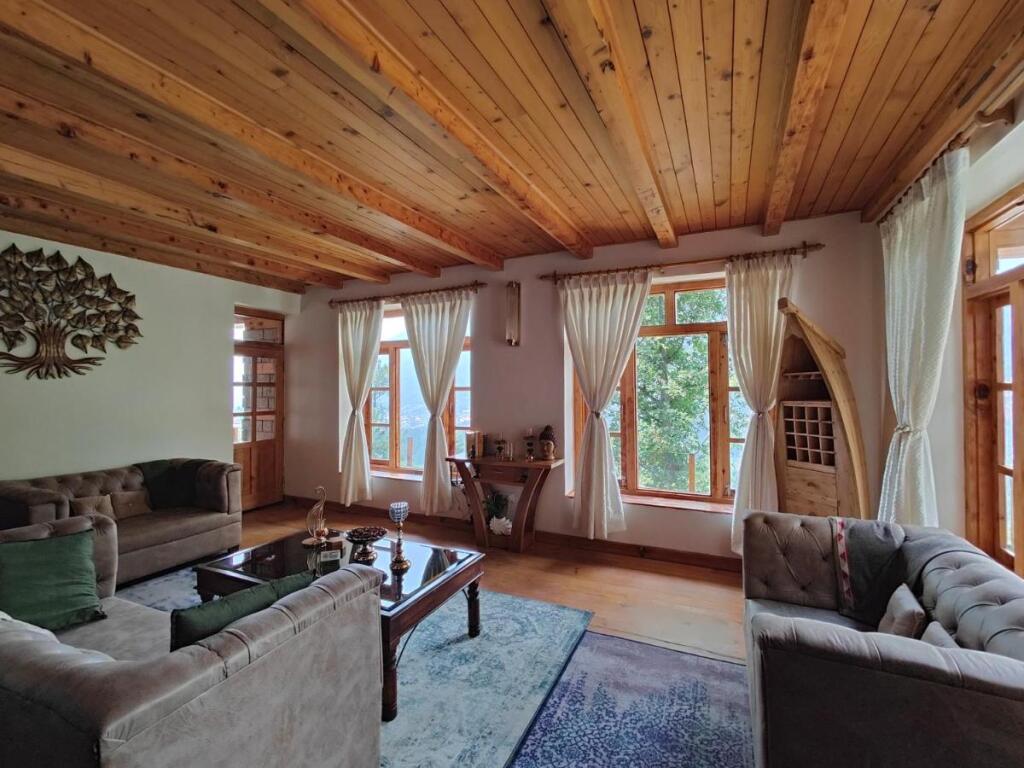Манали: Saffronstays The Amlyn