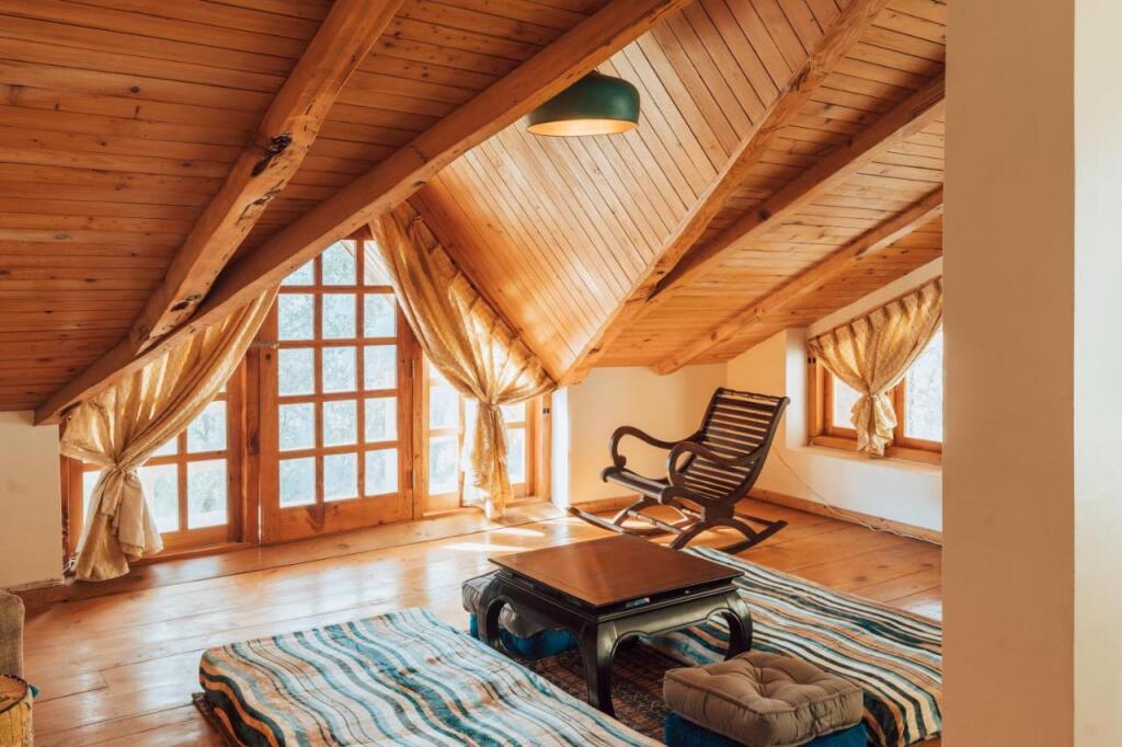 Манали: Saffronstays The Amlyn