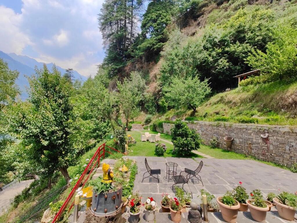 Манали: Saffronstays The Amlyn