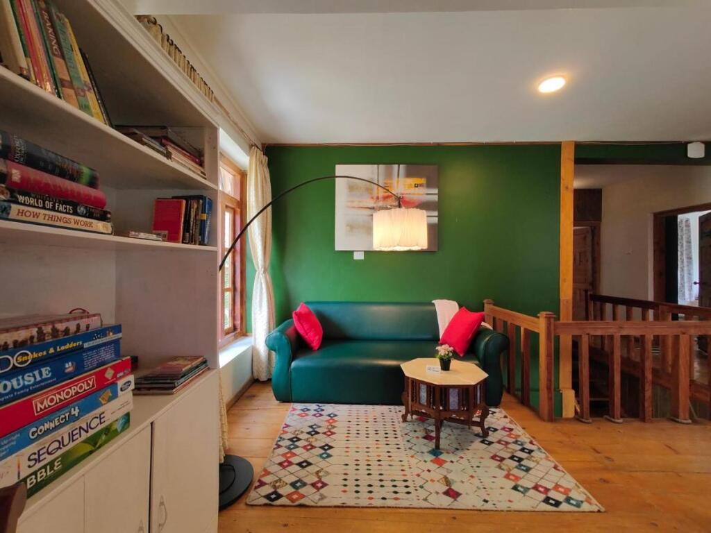 Манали: Saffronstays The Amlyn
