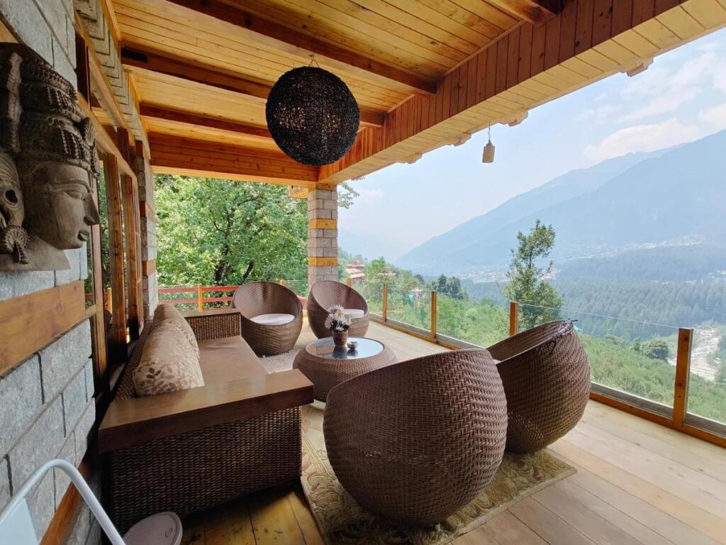 Манали: Saffronstays The Amlyn
