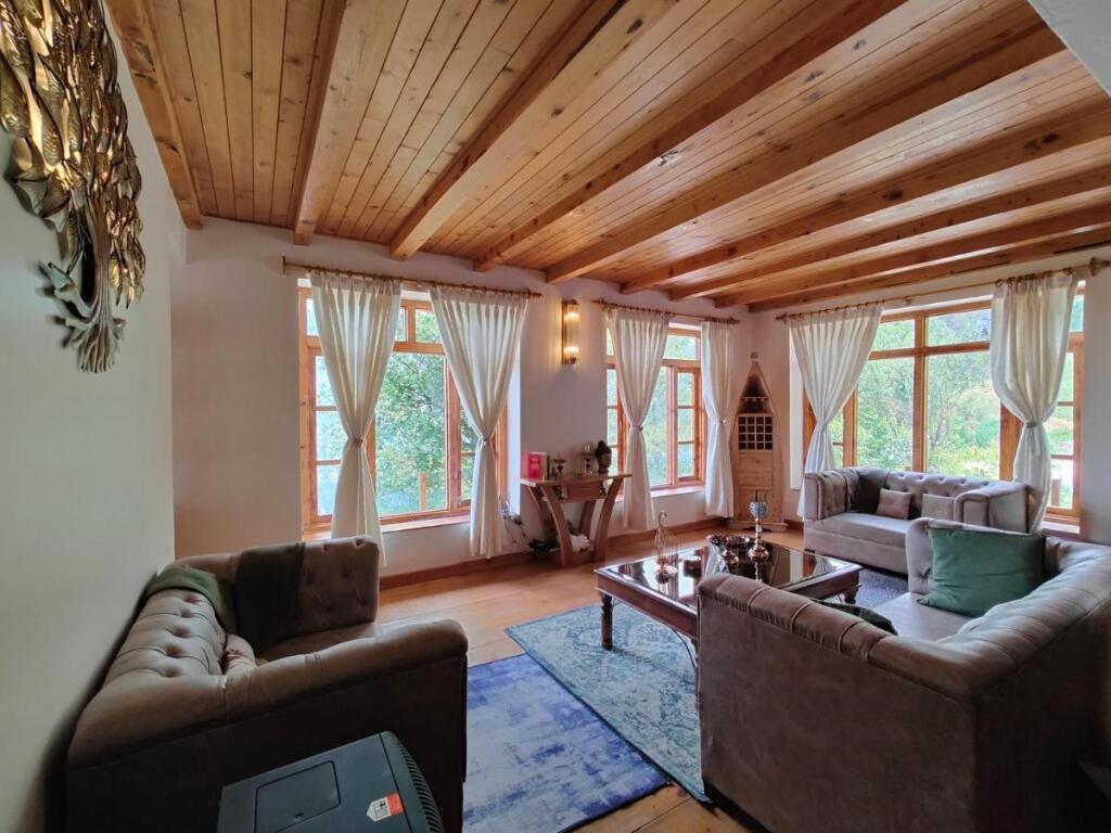 Манали: Saffronstays The Amlyn