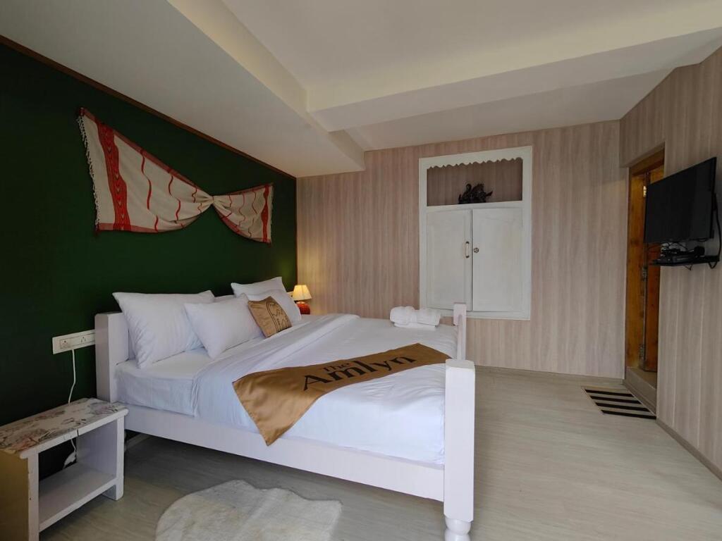 Манали: Saffronstays The Amlyn