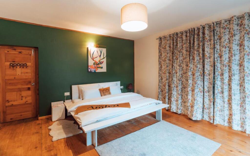 Манали: Saffronstays The Amlyn