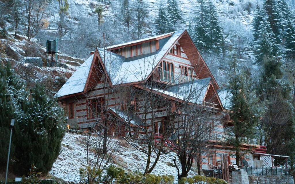 Манали: Saffronstays The Amlyn